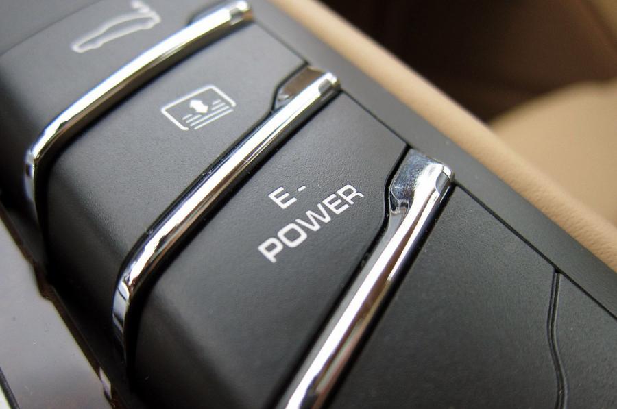  Porsche Panamera S Hybrid 2012 года  (фото 23 из 53)